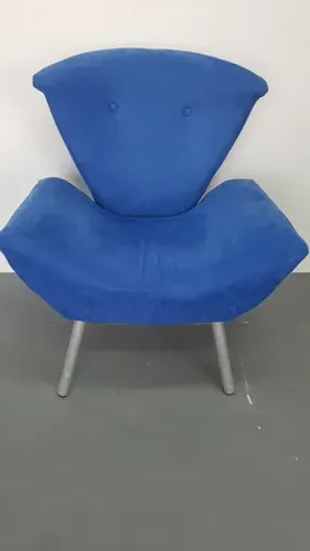 Poltrona azul: 60(p) x 72(l) x 85 (a)