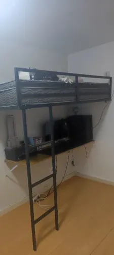 Cama de solteiro suspensa de metal com escada