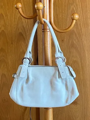 Bolsa tam médio, de ombro, cor gelo (off white), alça ajustável