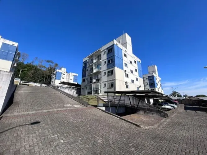 Apto com 02 quartos, semimobiliado, por R$ 270 mil