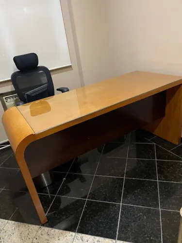 Mesa de Escritório em Madeira com Tampo de Vidro