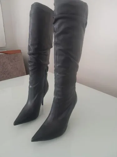 Botas de couro pretas