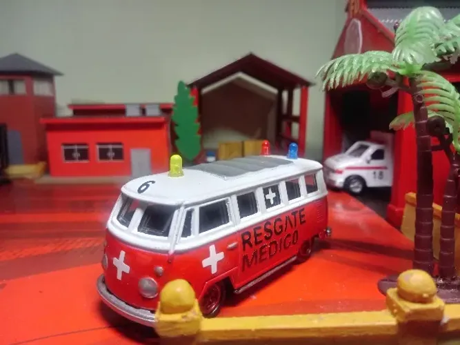 MINIATURA VW KOMBI 1965 RESGATE MÉDICO 6 - ESCALA 1/55 - DIE-CAST MINIATURES.