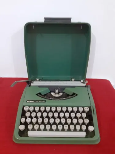 Máquina de escrever portátil Olivetti Lettera 82