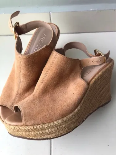 Sandália Anabela Arezzo cor marrom n.38