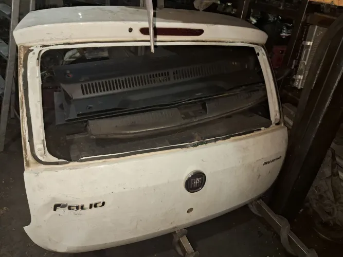 Tampa traseira novo palio com cilindro