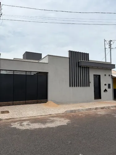 Casa com três quartos duas suítes , sala copa cozi.? piscina varanda gourmet , gara