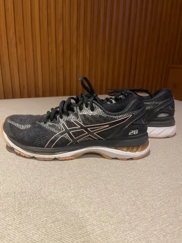 Tênis ASICS preto com rosa original