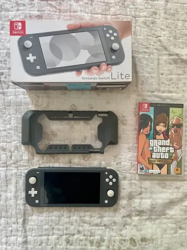 Nintendo Switch Lite Cinza + Capa + GTA Trilogy