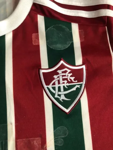 CAMISA FLUMINENSE COM COLA DO ADESIVO QUE DESCOLOU  TAMANHO P