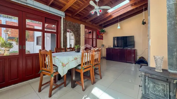 Excelente casa em condomínio fechado, na zona sul de Porto Alegre.