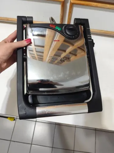 Sanduícheira e Grill Elétrico 2 em 1