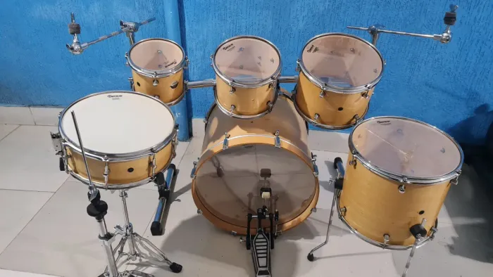Bateria Adah 3 tons - pedais - suporte de pratos- rack