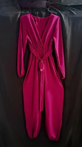 Macacão em crepe encorpado  fucsia com elástico e cinto fixo veste m