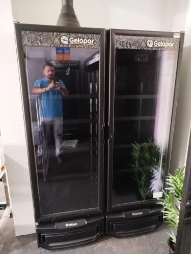 R1 Expositor de bebidas 950 litros com 2 portas Gelopar
