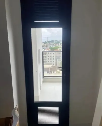 Porta de alumínio com vidro preta Udinese