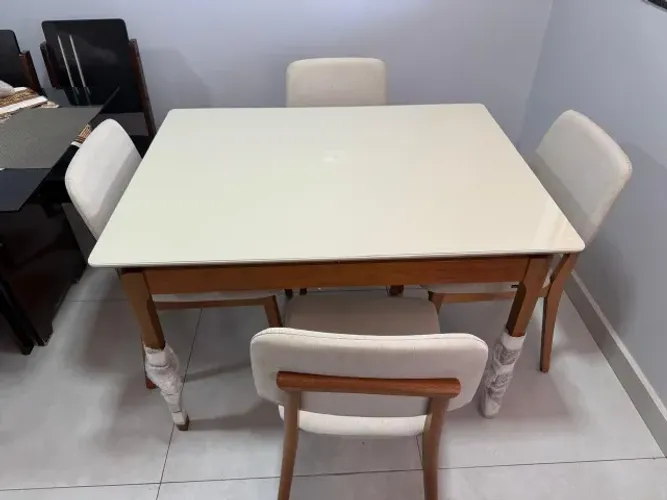 MESA DE MADEIRA COM 4 CADEIRAS DE LINHO