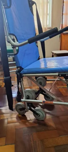 Cadeira  de rodas para descer e subir escadas e cadeira para banho 