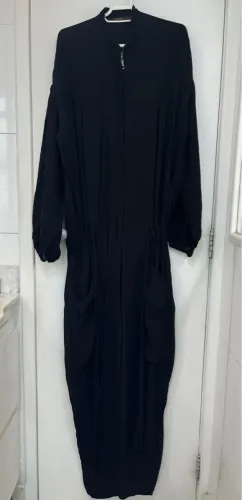 Macacão Animale preto em crepe com zíper frontal
