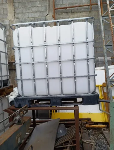 Reservatório IBC container 1000 litros gradeado Limpo