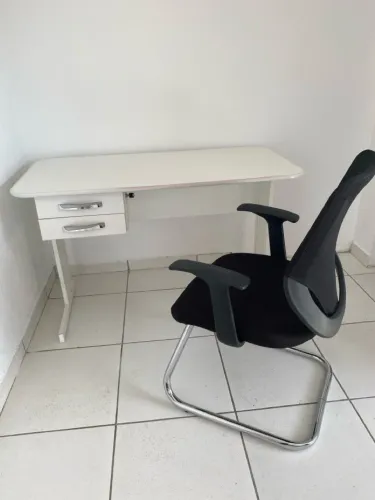 Mesa c/ gavetas c/ chave c/ uma cadeira.