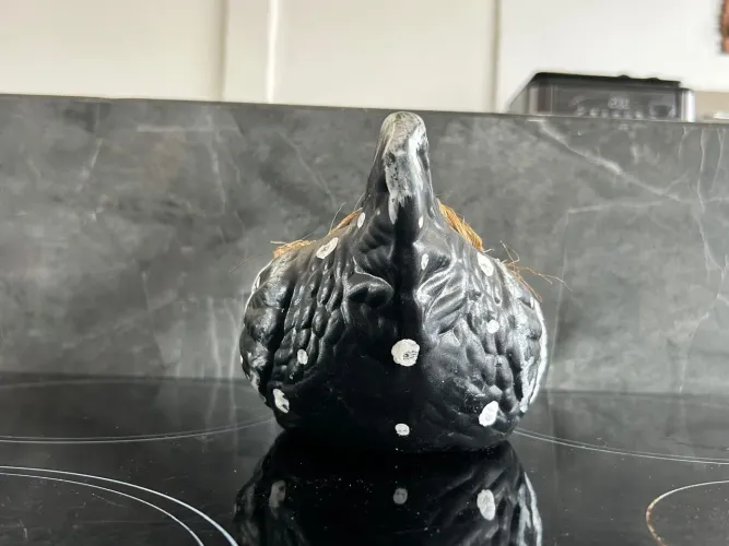 Galinha decorativa com ovod