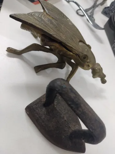 Escultura Vintage de Inseto e Ferro de Passar