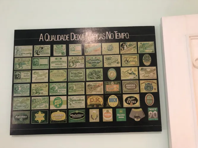 Quadro decorativo cervejas antigas