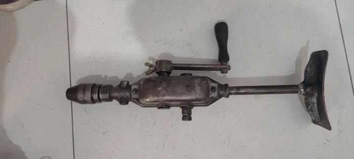 Furadeira manual antiga