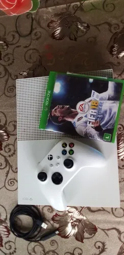 XBOX ONE S 1TB  + FIFA 18 