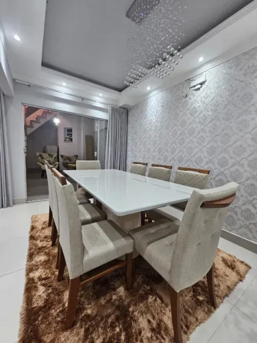 Mesa de Jantar Elegante com 8 Lugares de madeira