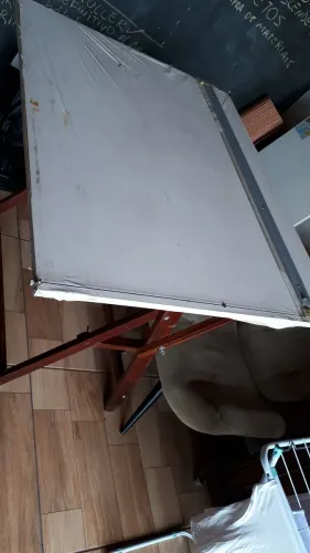Mesa de desenho técnico com régua paralela