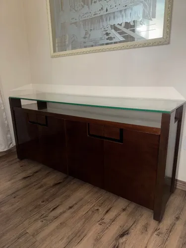 Buffet de Madeira com Tampo de Vidro Elegante