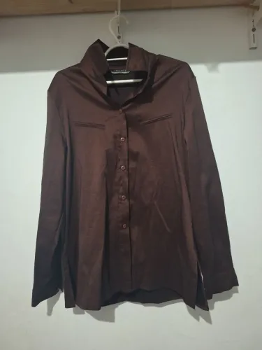 Camiseta de manga marrom