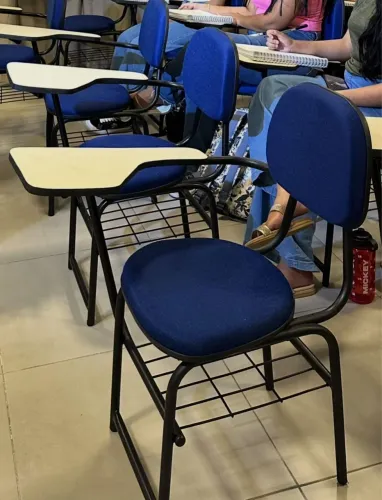 20 Cadeiras Universitárias Estofadas - Ótimo Estado! (R$ 120 cada)