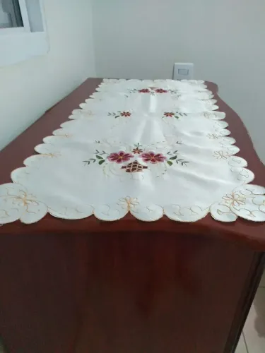 Cento de mesa bordado.