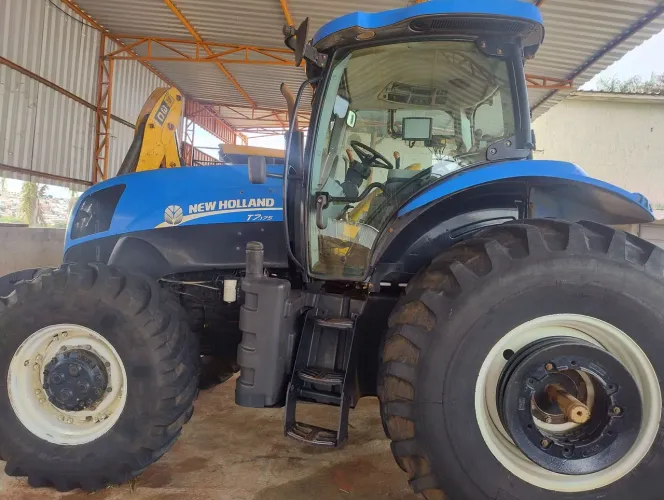 Trator New Rolland T7-175, ano 2017, muito conservado, 4800 horas 