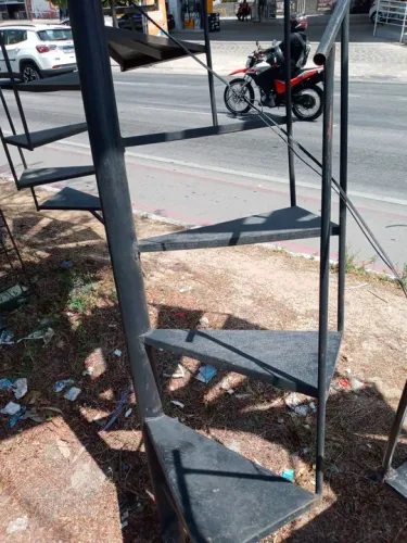 Escada Caracol em Metal e reta em metal