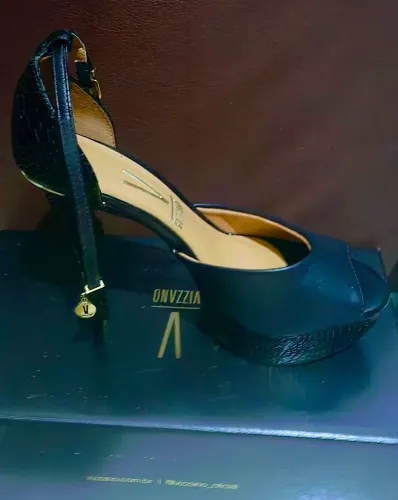 Sandália Salto Alto Fino Na cor preto com detalhe dourado Vizzano