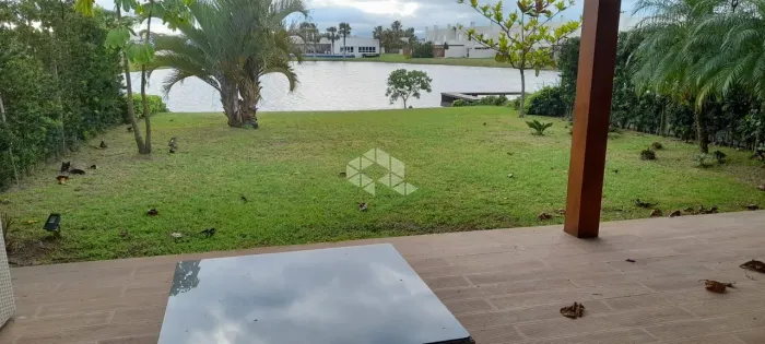 Casa 4 dormitórios, sendo 2 suítes, mobiliada e decorara, beira lago no condomínio Páteo M