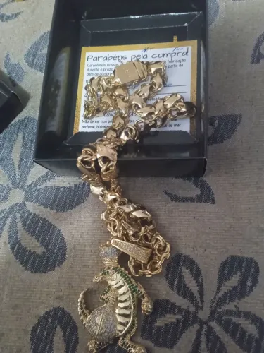Lindo cordão de moeda antiga lançamento zero friso com pingente Lacoste só $299