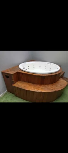 Banheira de hidromassagem com deck de madeira Aparti