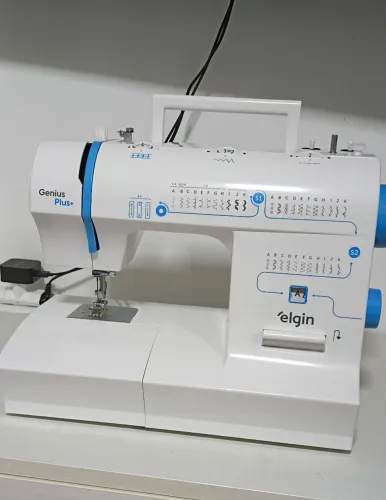 Vendo máquina de costura Elgin 127v praticamente nova.