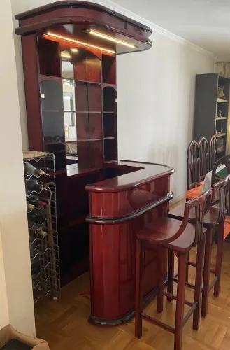 Bar adega madeira maciça e banquetas