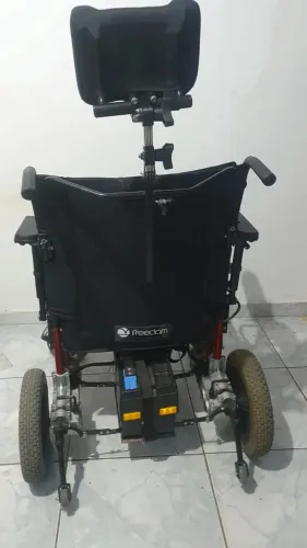 Cadeira De Rodas Motorizada Freedom assento de 55cm de largura