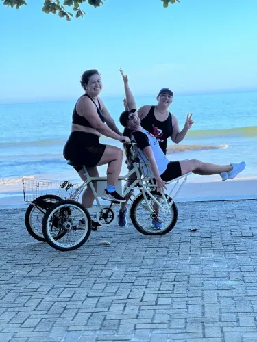 Triciclo cargueiro com marcha e freio a disco 