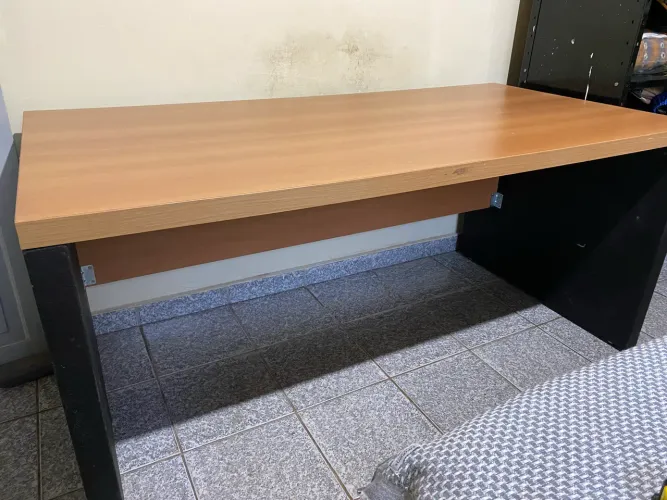 Vendo mesa modelo escritório