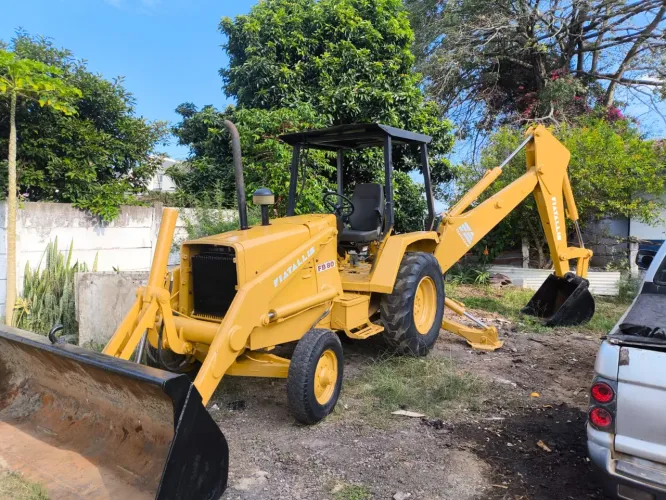 RETROESCAVADEIRA FIATALLIS FB80 COM PINTURA NOVA E REVISADA
