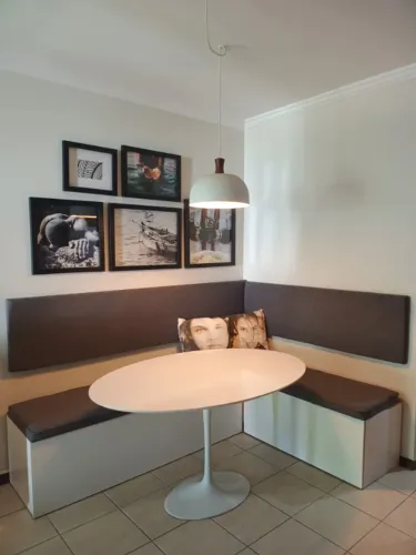 Conjunto de Sala de jantar (mesa, canto alemão, almofadas)