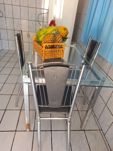 Vendo uma mesa de vidro de 1 .35 por 75 com 4 cadeiras com algumas avalrias